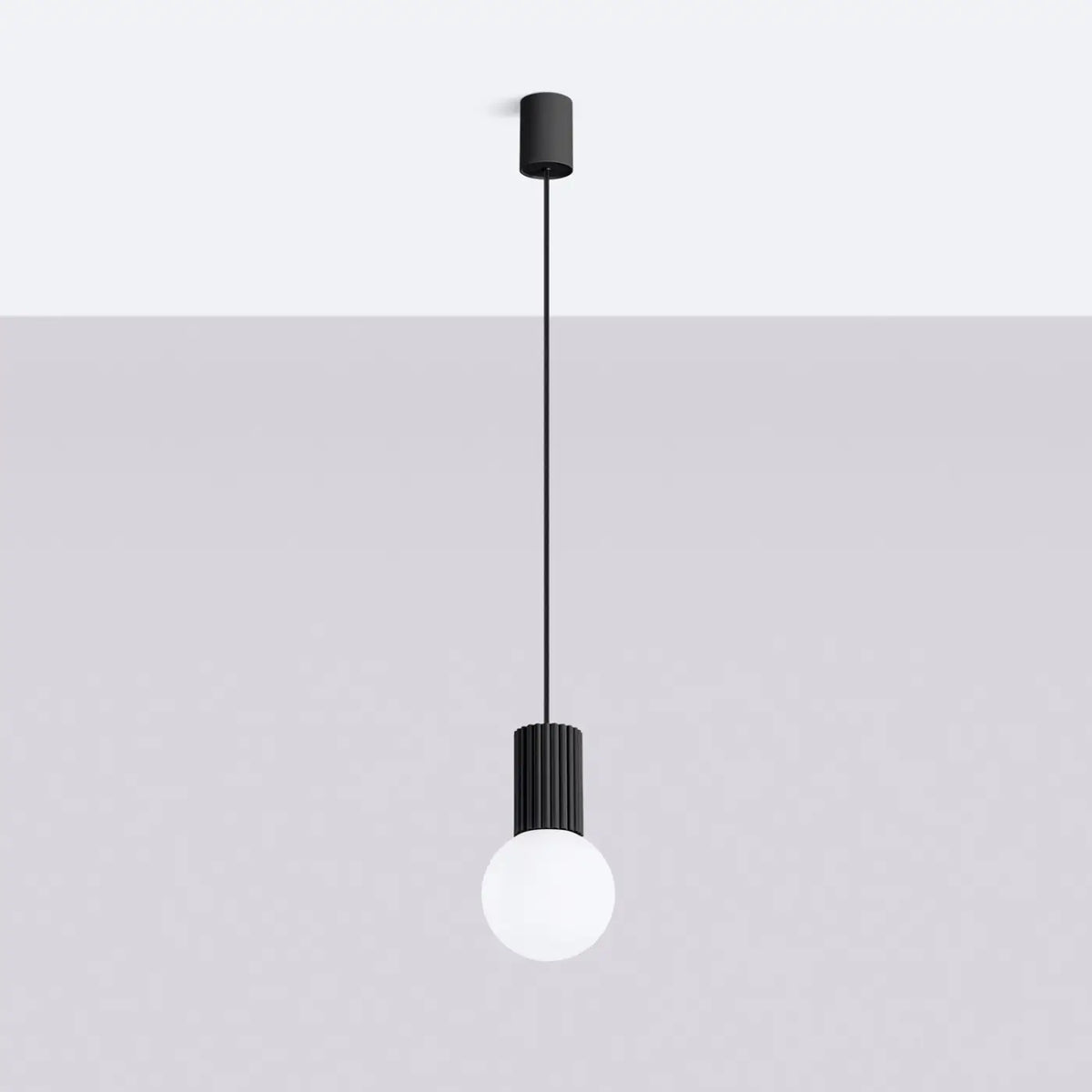 Petite suspension globe en verre opalin, col cannelé, 16 coloris, noir