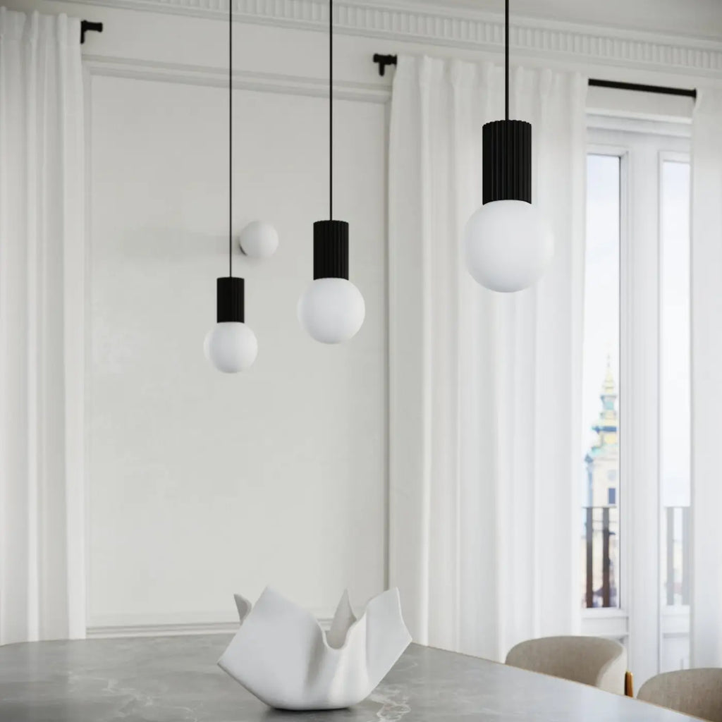 Petite suspension globe en verre opalin, col cannelé, 16 coloris