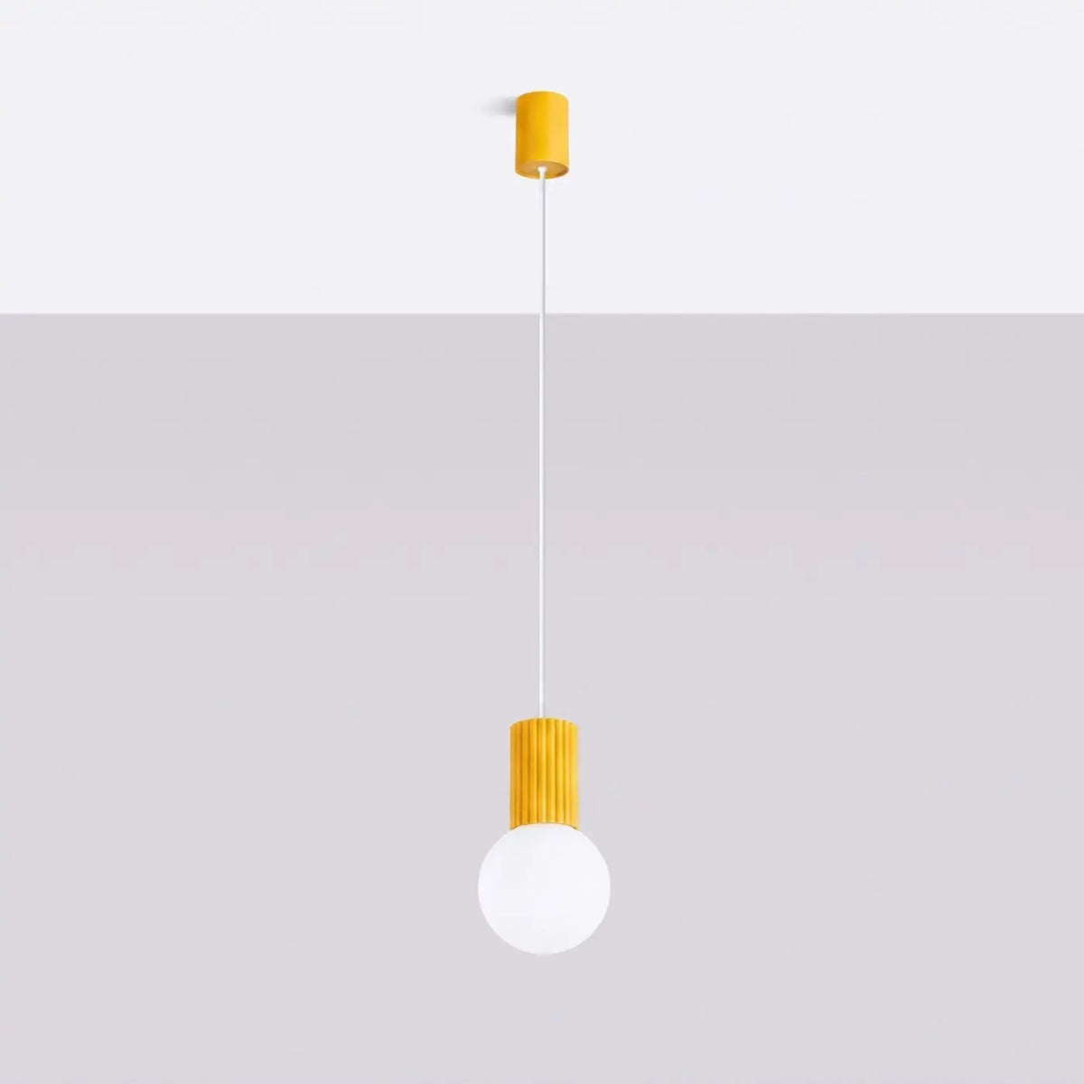 Petite suspension globe en verre opalin, col cannelé, 16 coloris, jaune