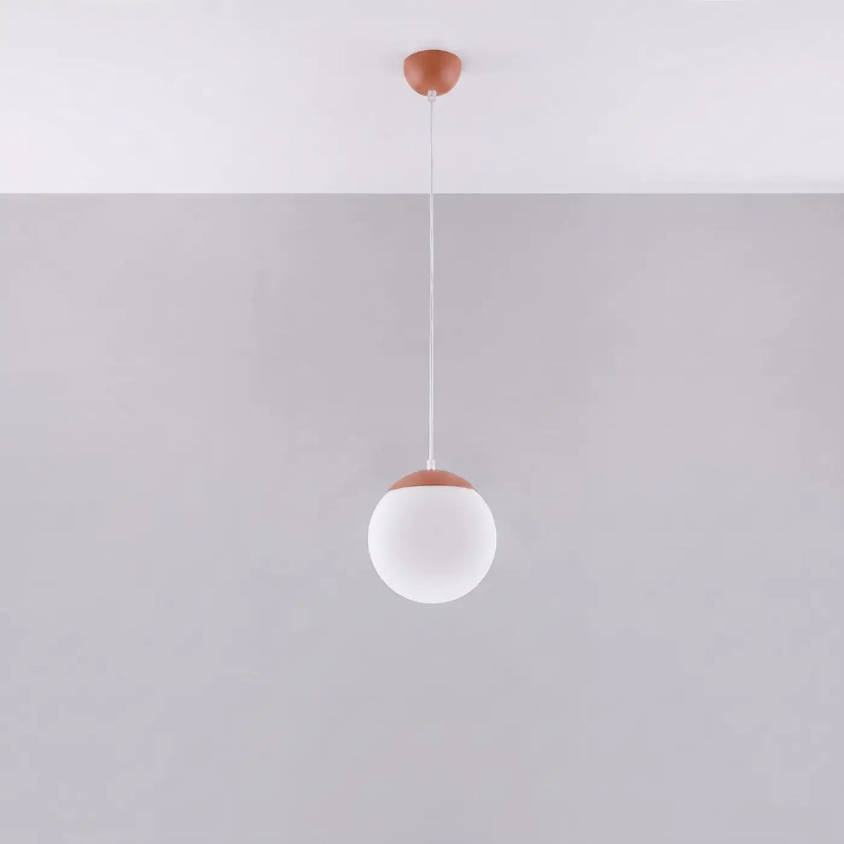 Suspension globe en verre blanc, monture en acier, 20 à 40 cm, rouge ocre