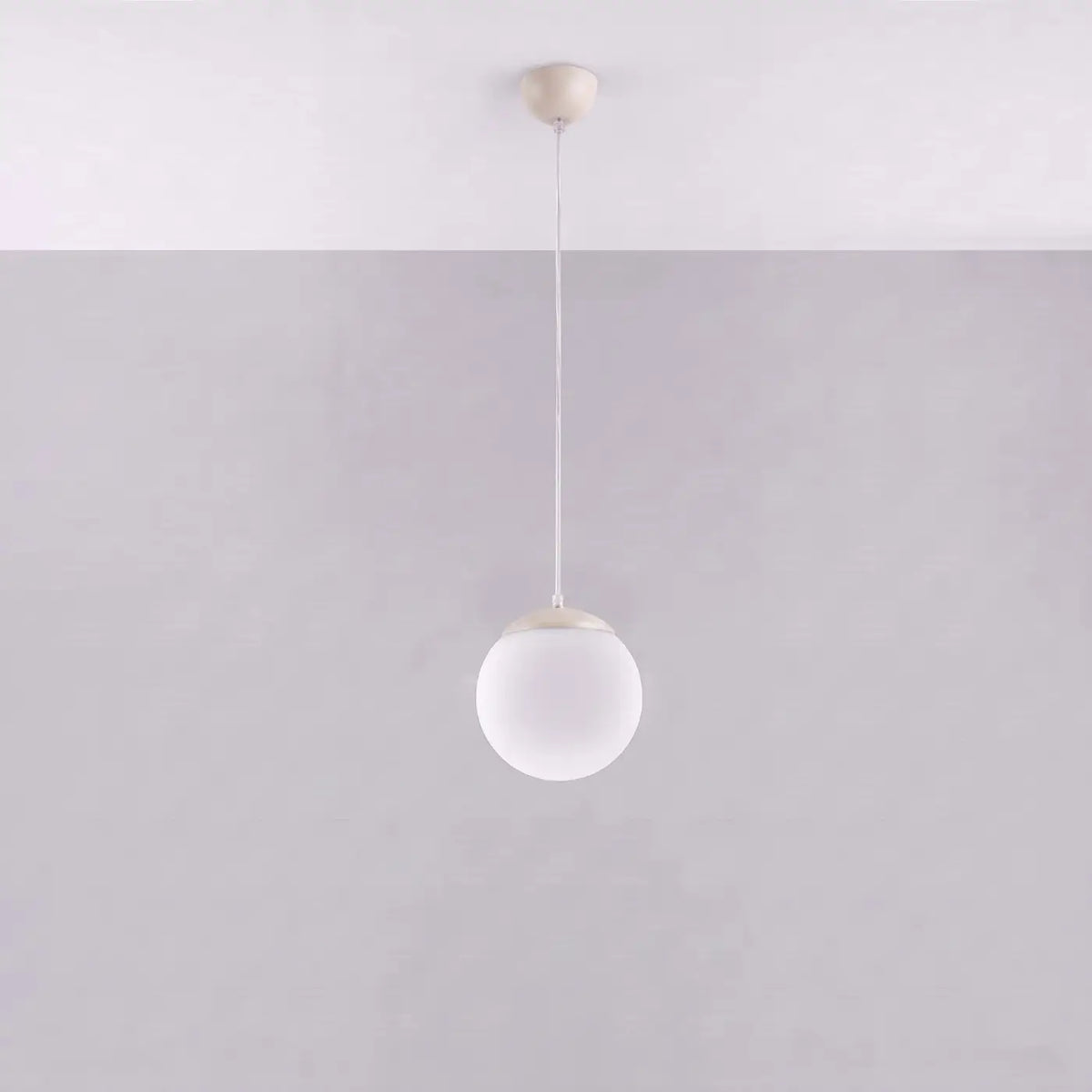 Suspension globe en verre blanc, monture en acier, 20 à 40 cm, beige