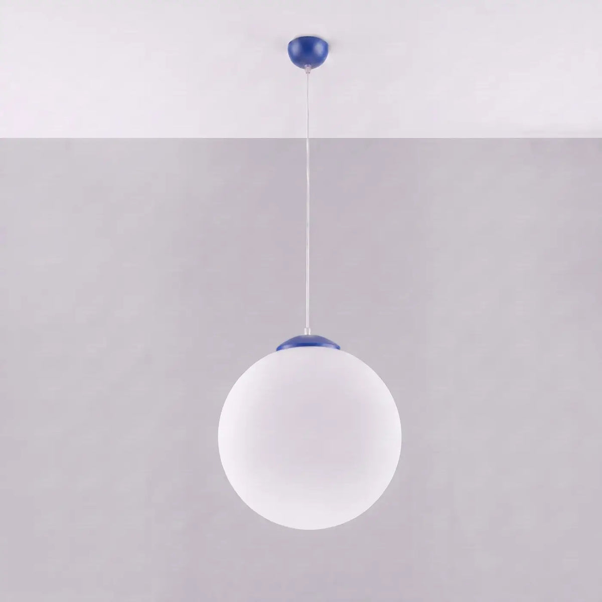 Suspension globe en verre blanc, monture en acier, 20 à 40 cm, outremer