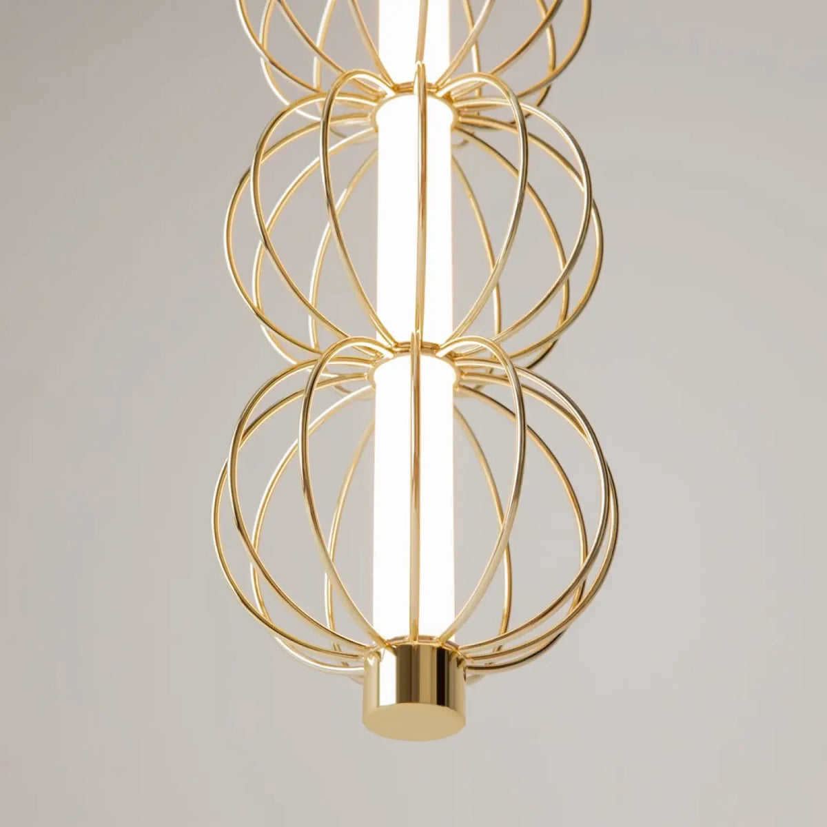 Suspension LED tube vertical dans une cage dorée, 58 cm