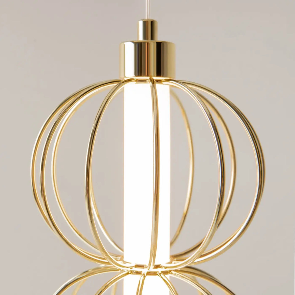 Suspension LED tube vertical dans une cage dorée, 58 cm