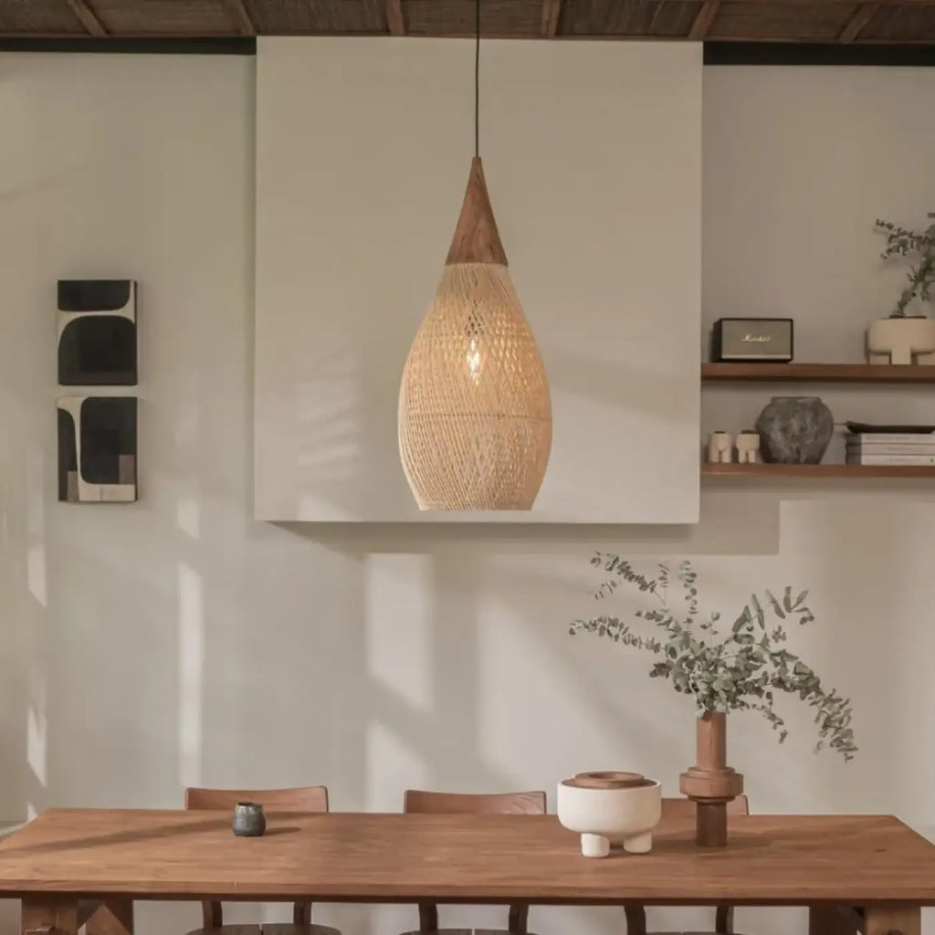 Suspension en goutte, rotin naturel et bois sculpté
