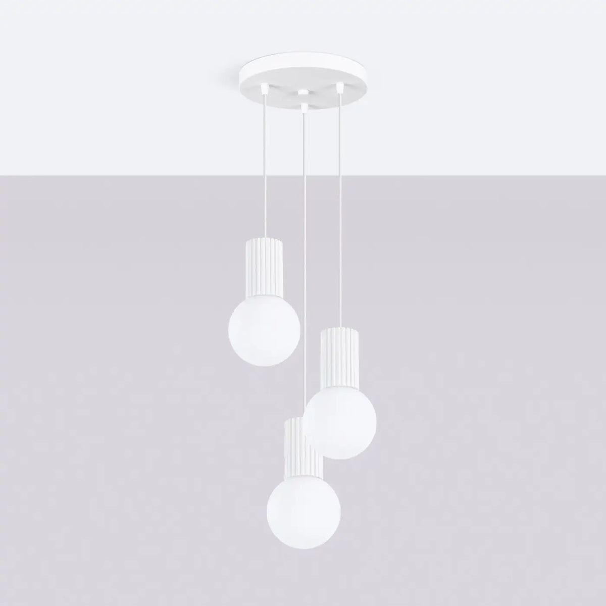 Suspension en grappe à globes de verre opalin, 2 ou 3 lumières, blanc