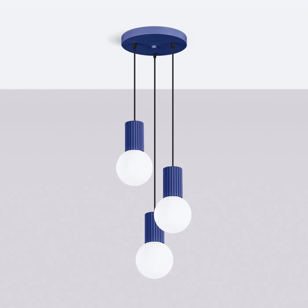 Suspension en grappe à globes de verre opalin, 2 ou 3 lumières, outremer