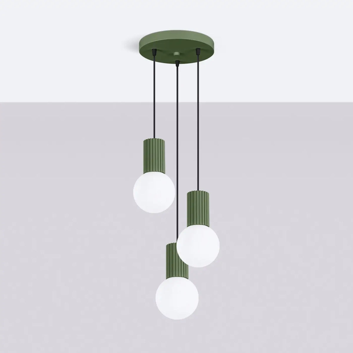Suspension en grappe à globes de verre opalin, 2 ou 3 lumières, vert olive