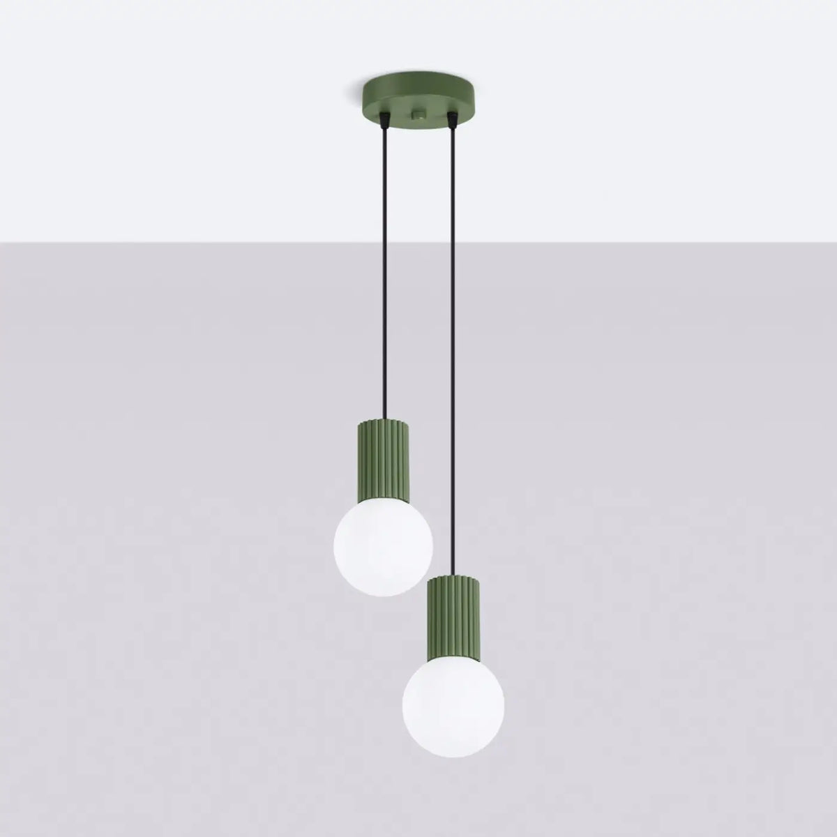 Suspension en grappe à globes de verre opalin, 2 ou 3 lumières, vert olive