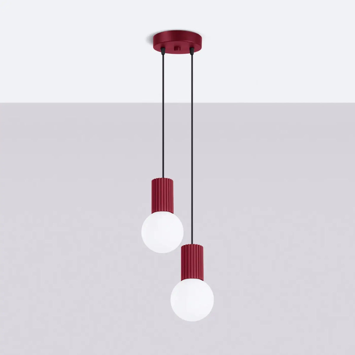 Suspension en grappe à globes de verre opalin, 2 ou 3 lumières, bordeaux