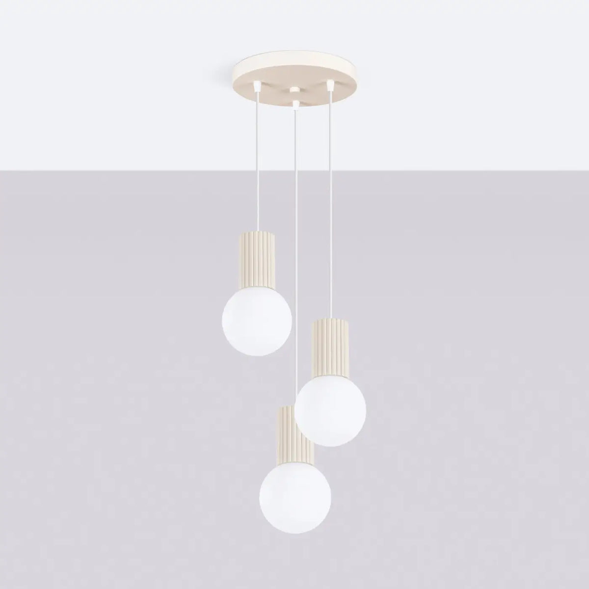 Suspension en grappe à globes de verre opalin, 2 ou 3 lumières, beige