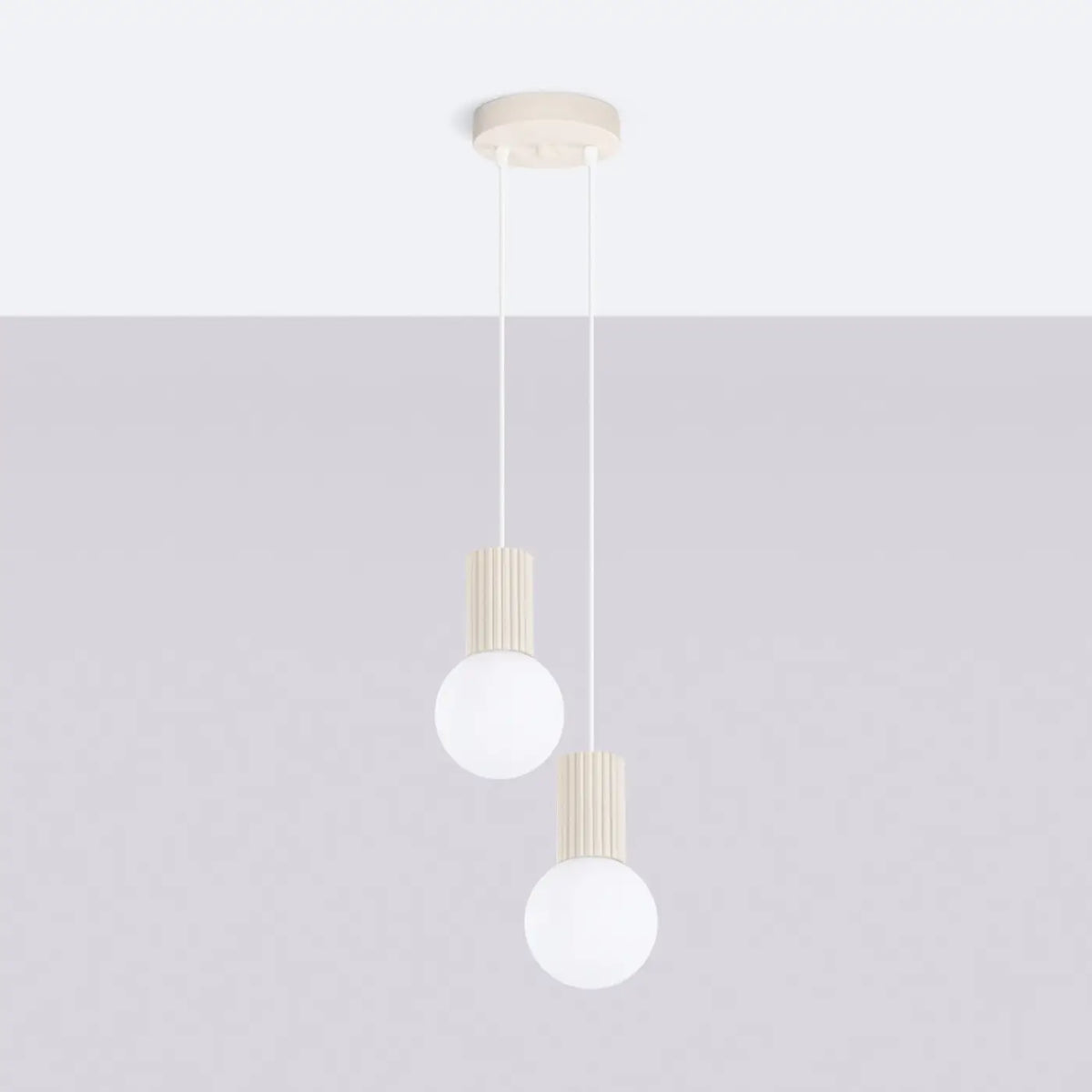 Suspension en grappe à globes de verre opalin, 2 ou 3 lumières, beige