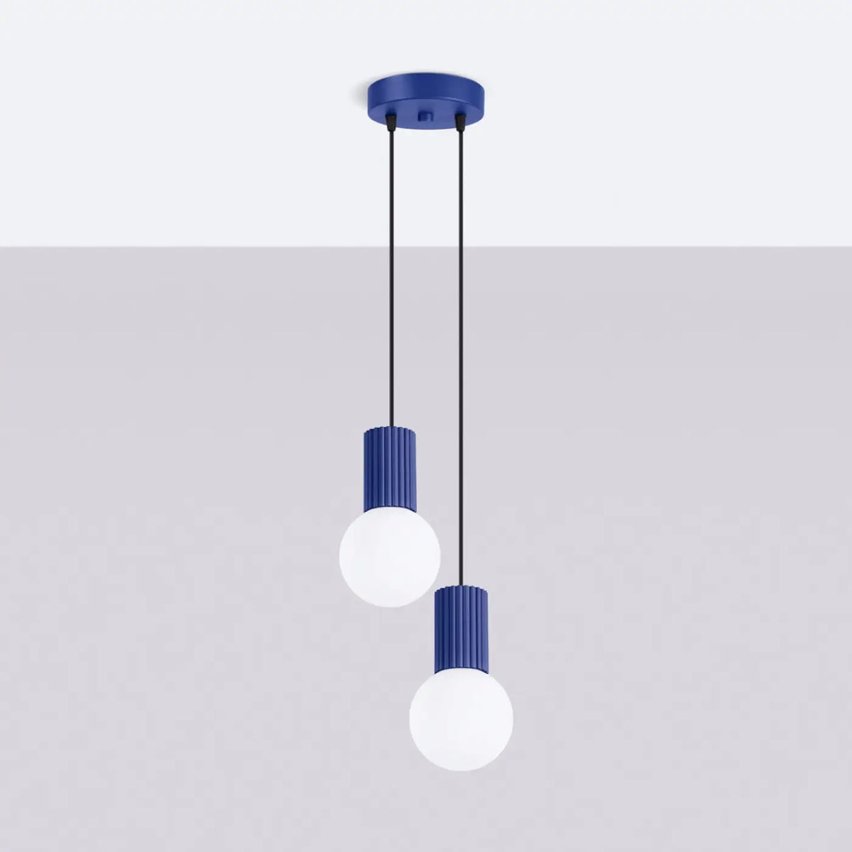 Suspension en grappe à globes de verre opalin, 2 ou 3 lumières, outremer