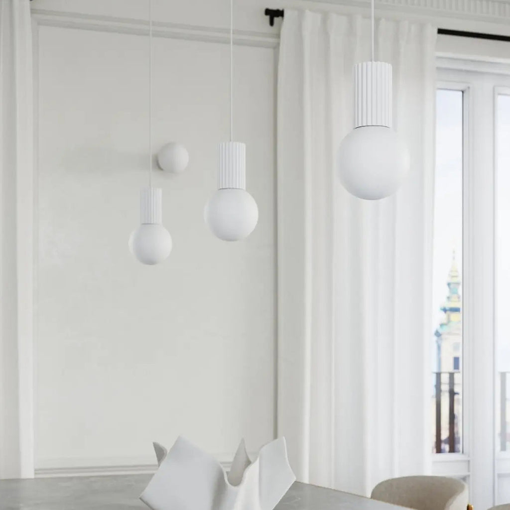 Suspension en grappe à globes de verre opalin, 2 ou 3 lumières