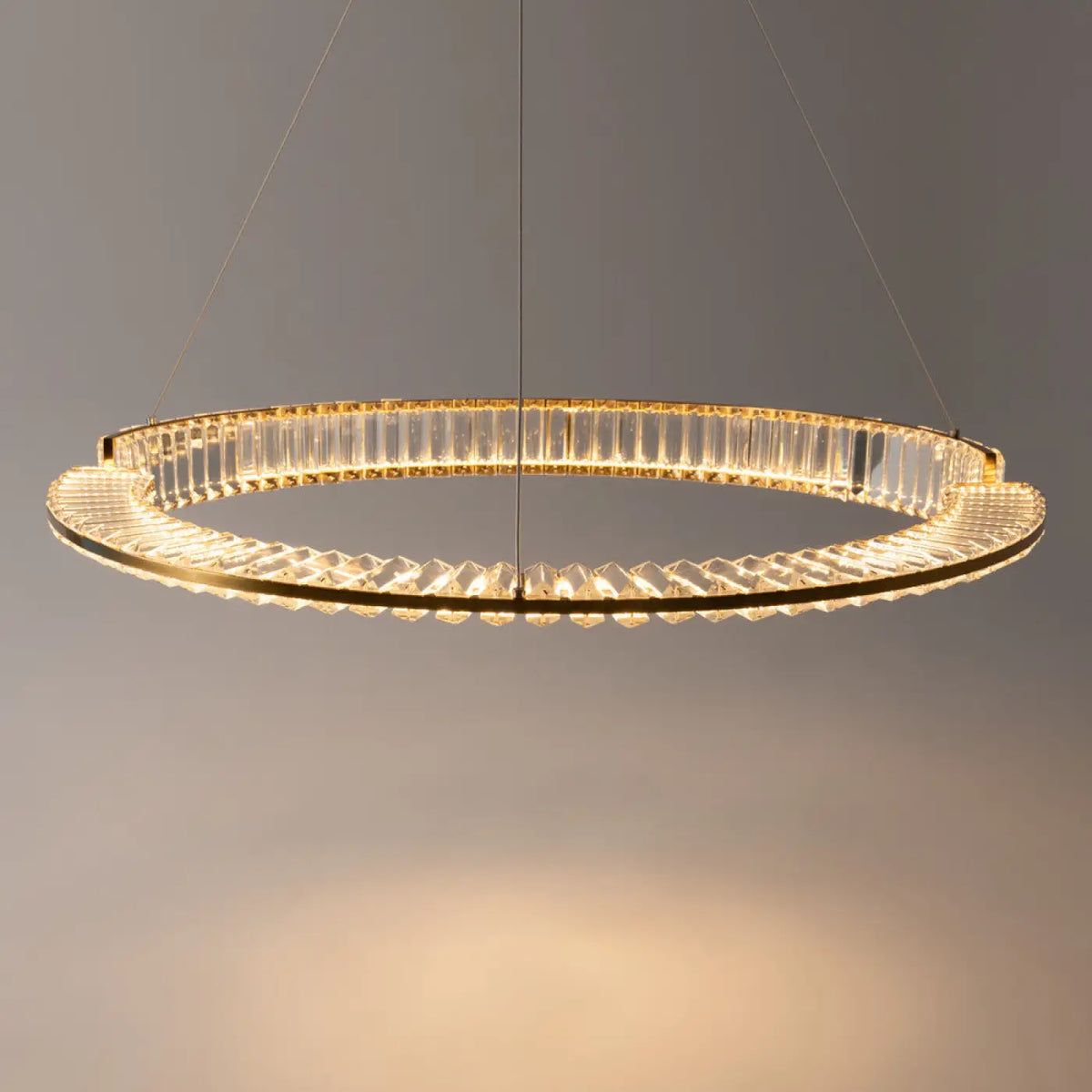Suspension LED couronne dorée à éléments effet cristal