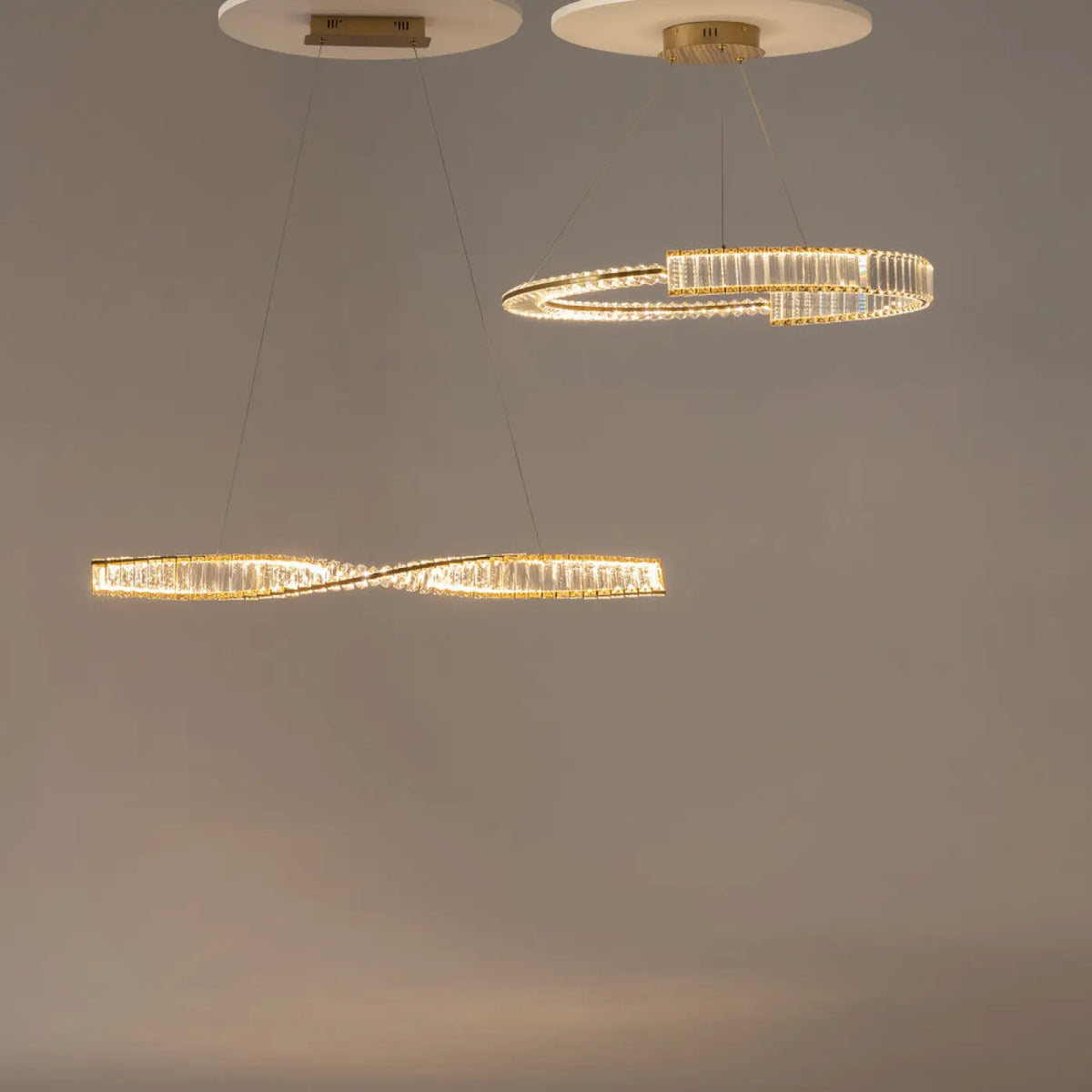 Suspension LED couronne dorée à éléments effet cristal