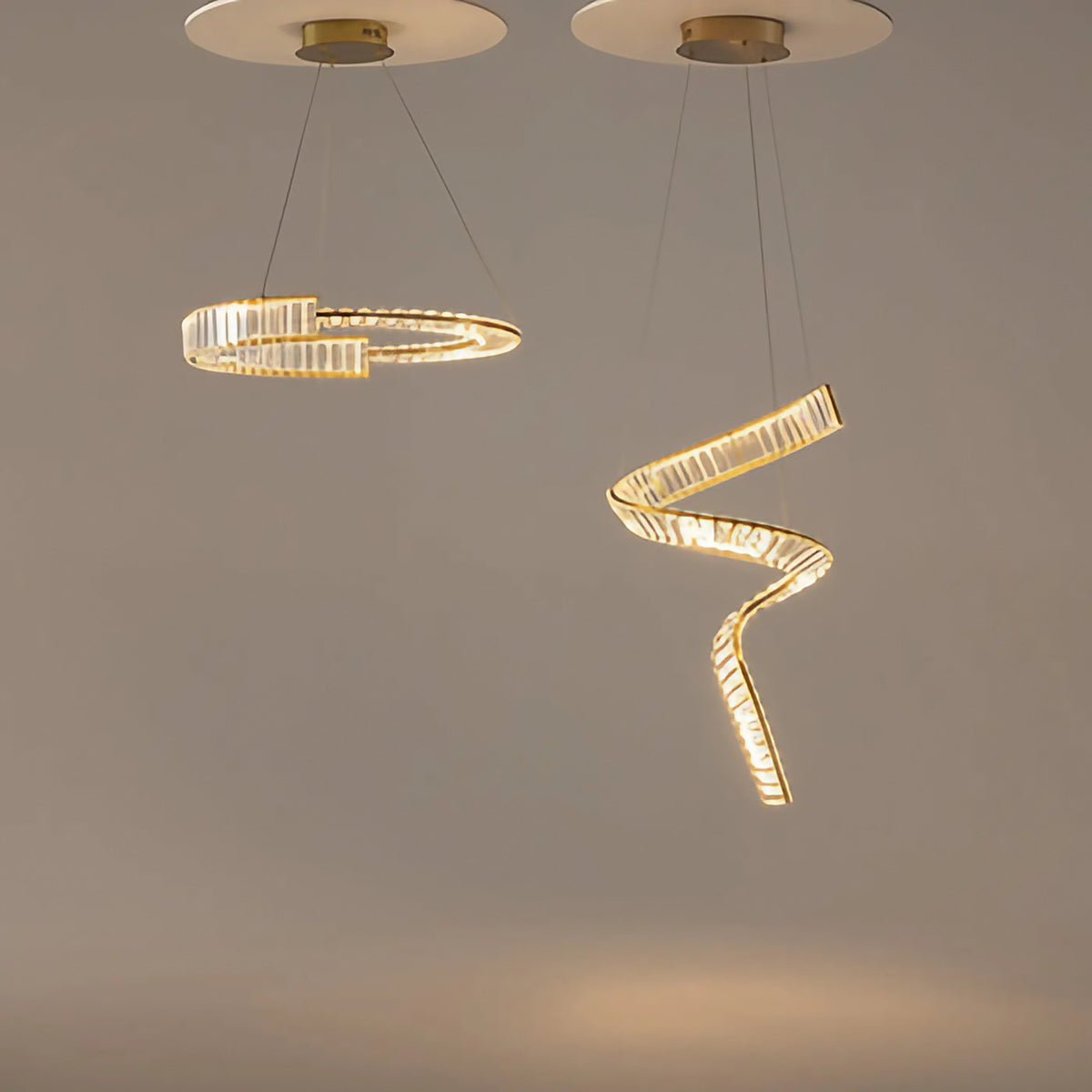 Suspension LED couronne dorée à éléments effet cristal