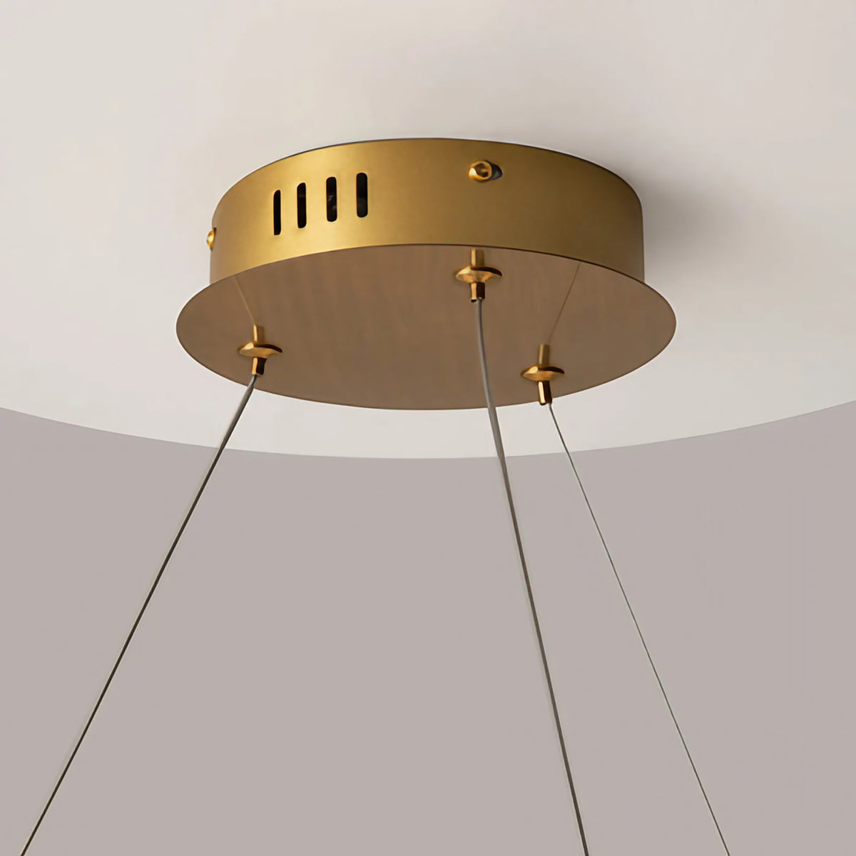 Suspension LED couronne dorée à éléments effet cristal