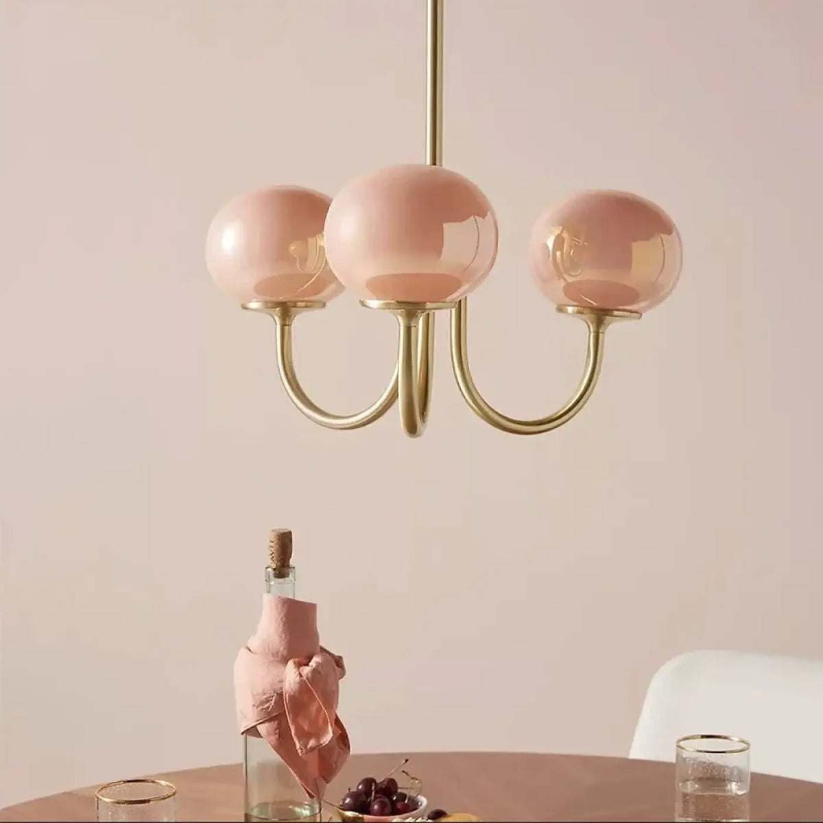 Suspension laiton à globes de verre teinté, 3 ou 5 lampes, rose
