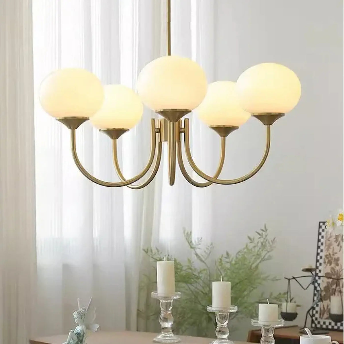 Suspension laiton à globes de verre teinté, 3 ou 5 lampes, beige