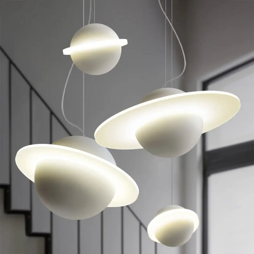 Suspension LED système solaire au design futuriste, trois tailles