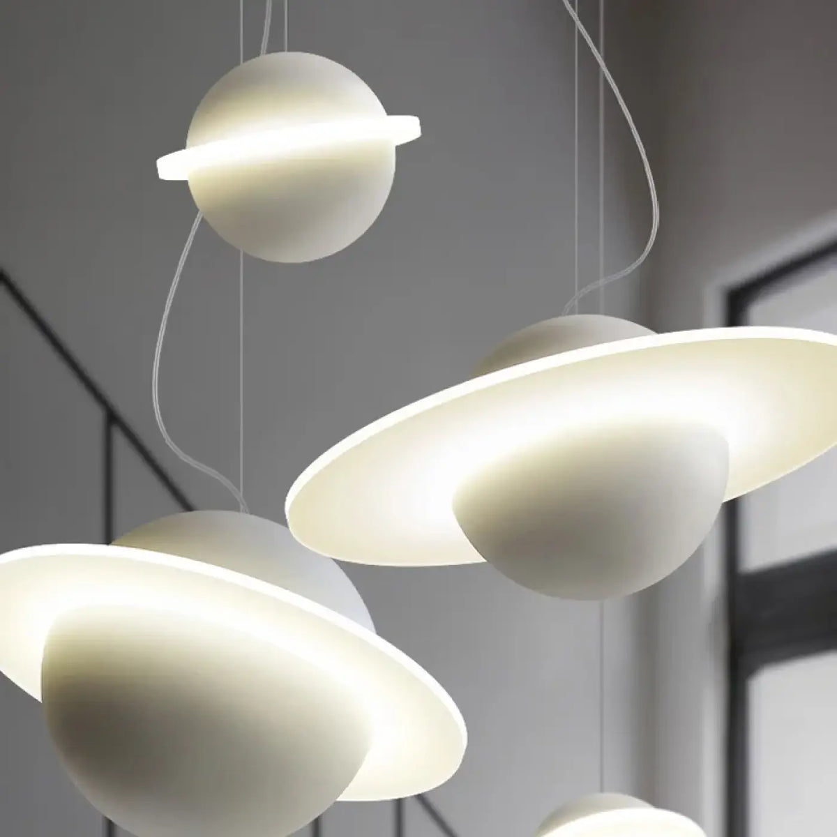 Suspension LED système solaire au design futuriste, trois tailles