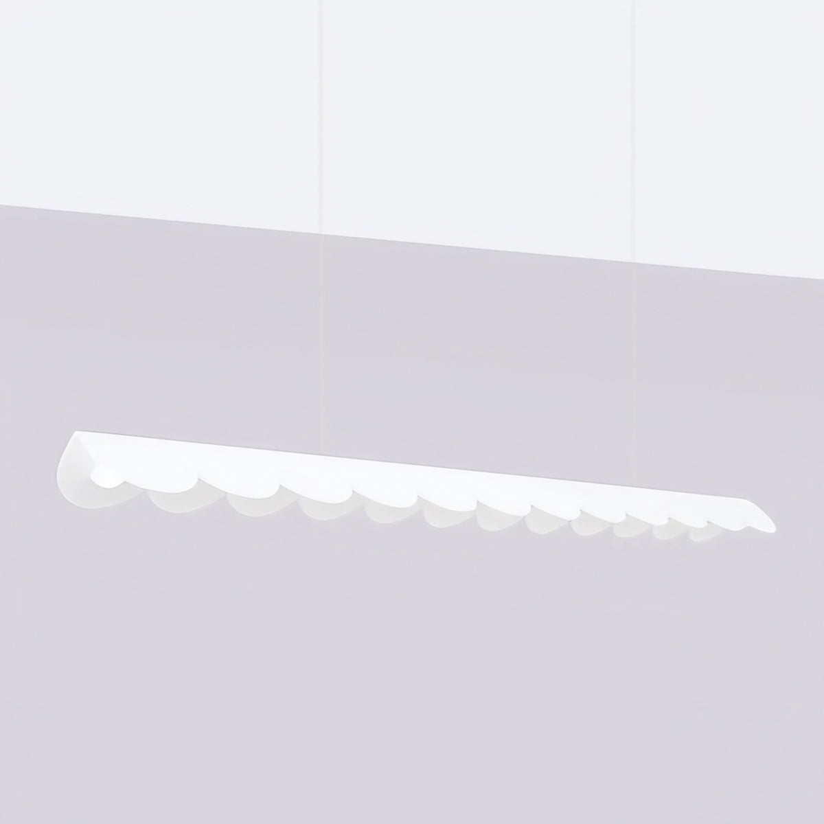 Suspension linéaire LED aux bords festonnés, 100 ou 130 cm