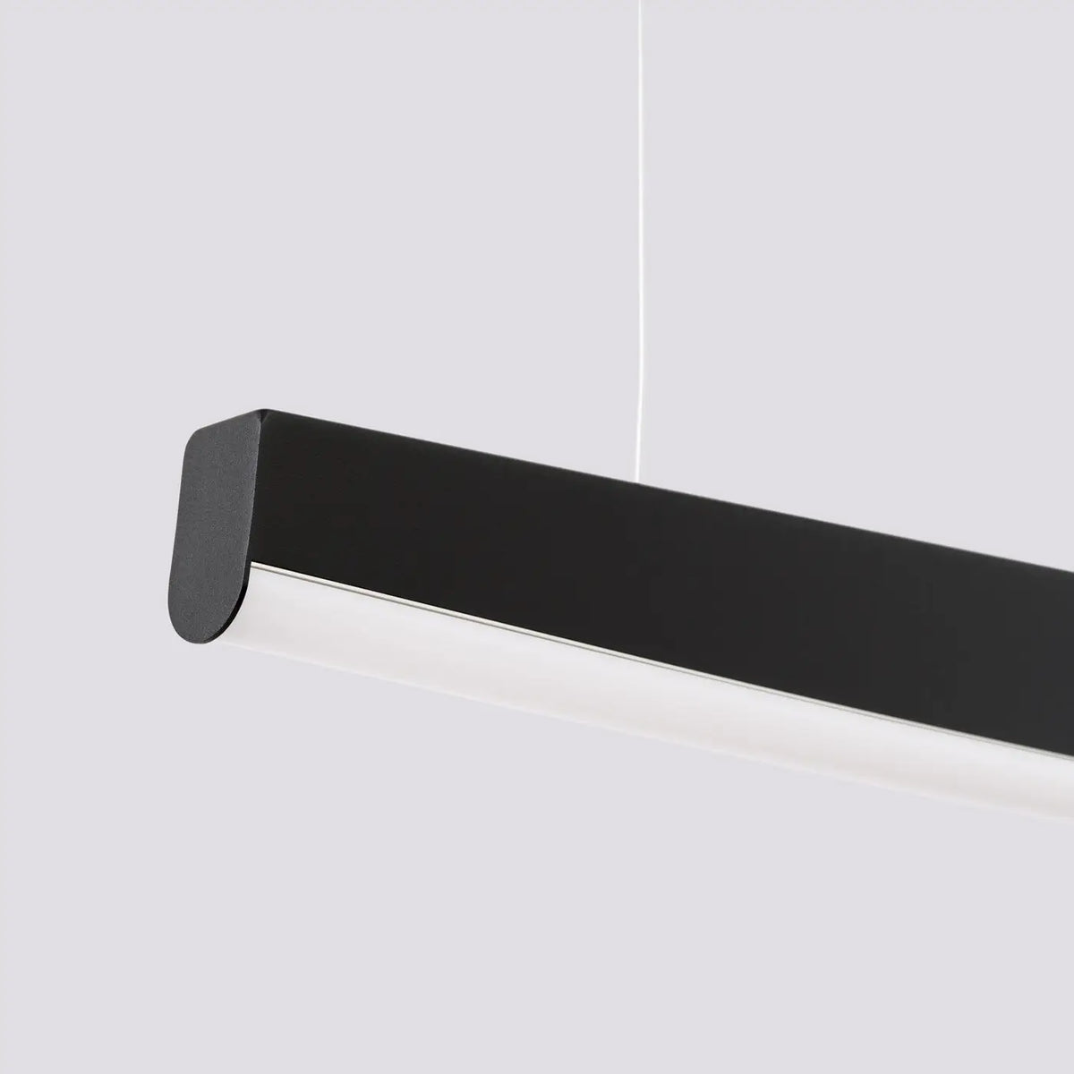 Suspension barre LED en acier aux bords arqués, 120 ou 150 cm