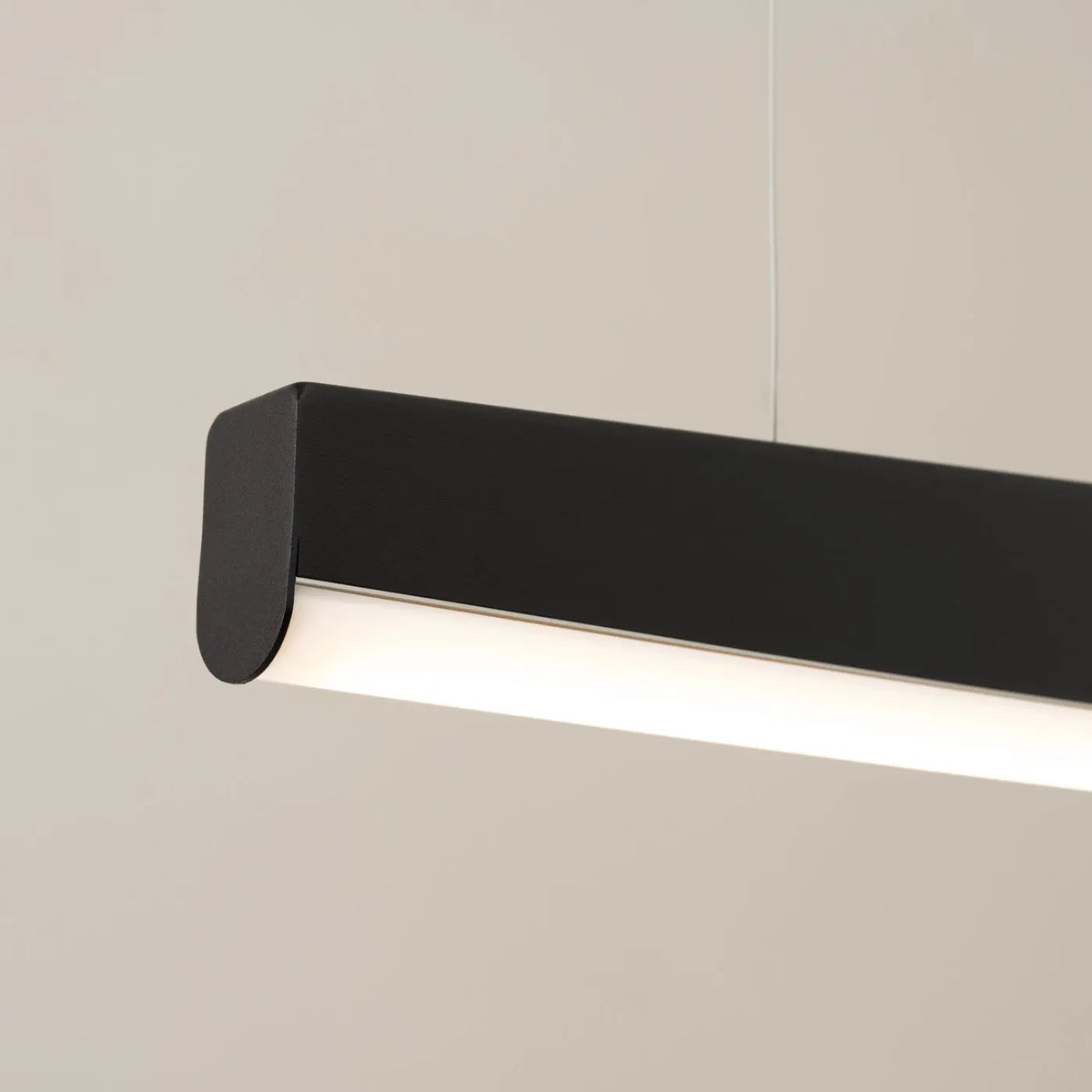Suspension barre LED en acier aux bords arqués, 120 ou 150 cm