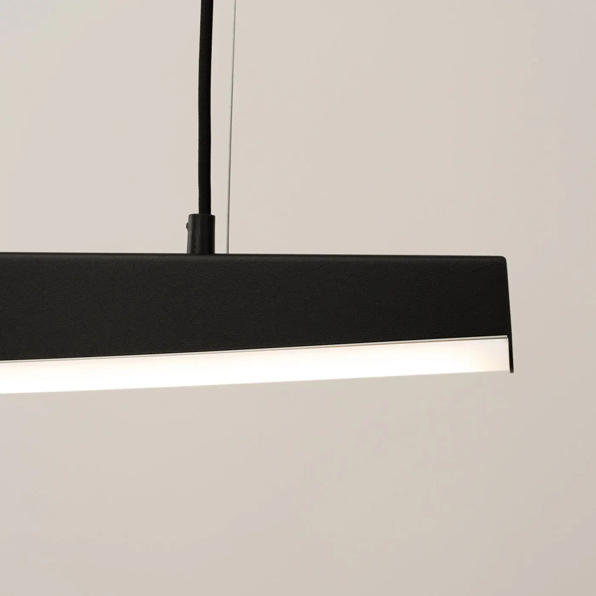 Suspension barre LED en acier aux bords arqués, 120 ou 150 cm