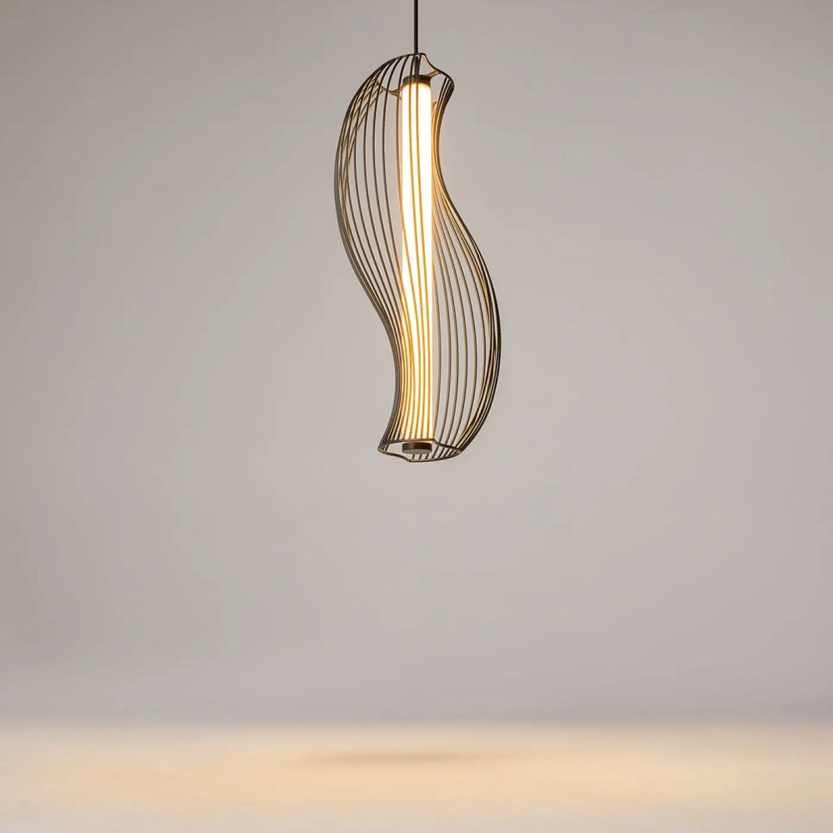 Suspension LED à cadre ajouré qui projette des ombres, noir ou doré