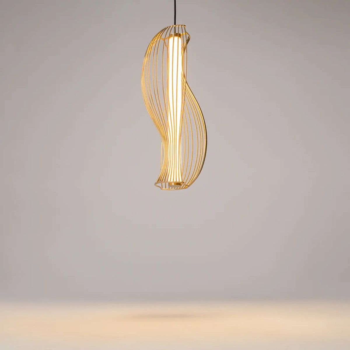 Suspension LED à cadre ajouré qui projette des ombres, noir ou doré