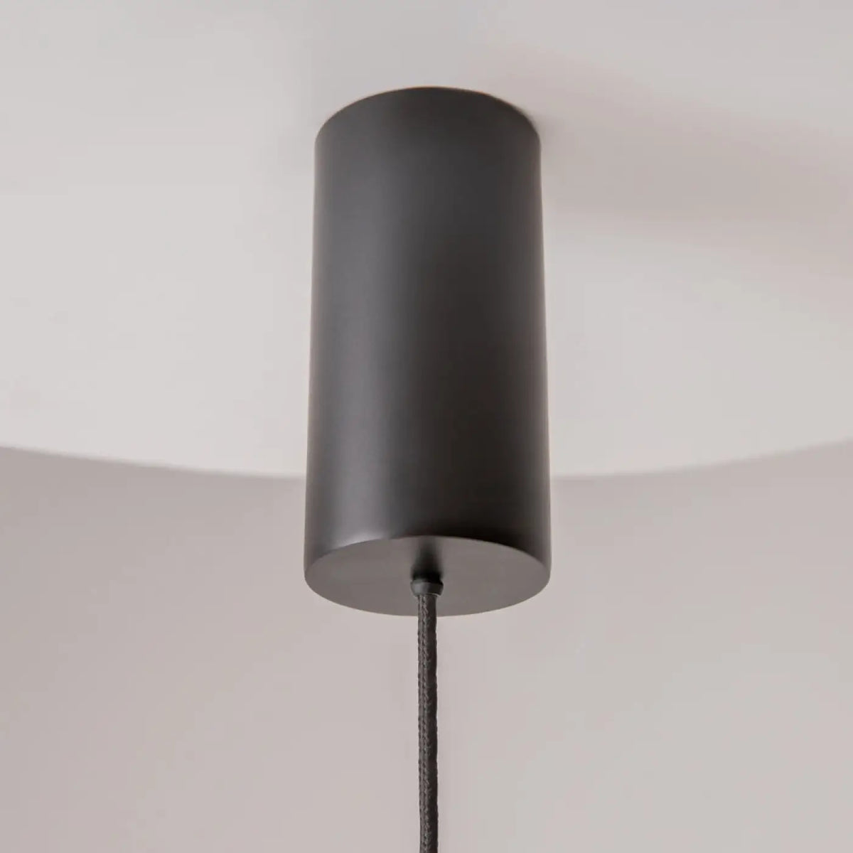 Suspension LED à cadre ajouré qui projette des ombres, noir ou doré