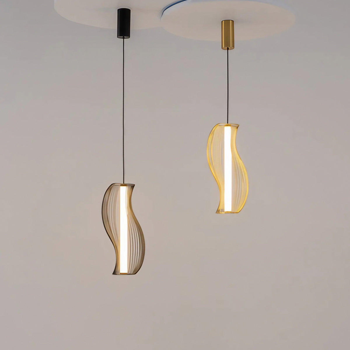 Suspension LED à cadre ajouré qui projette des ombres, noir ou doré