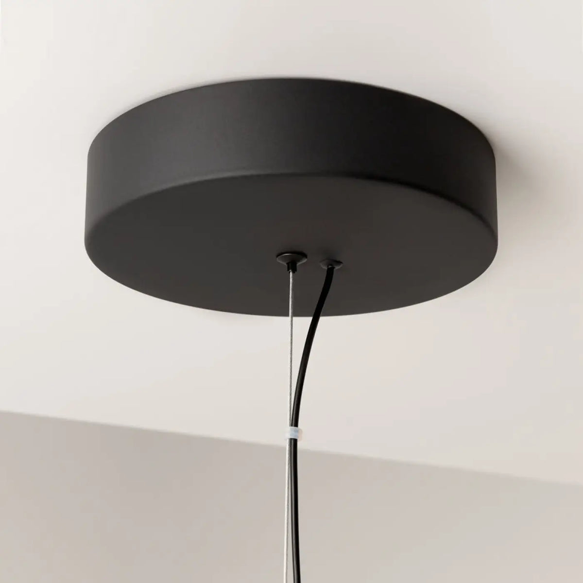Suspension LED en ruban noué, acier noir et verre, 140 cm