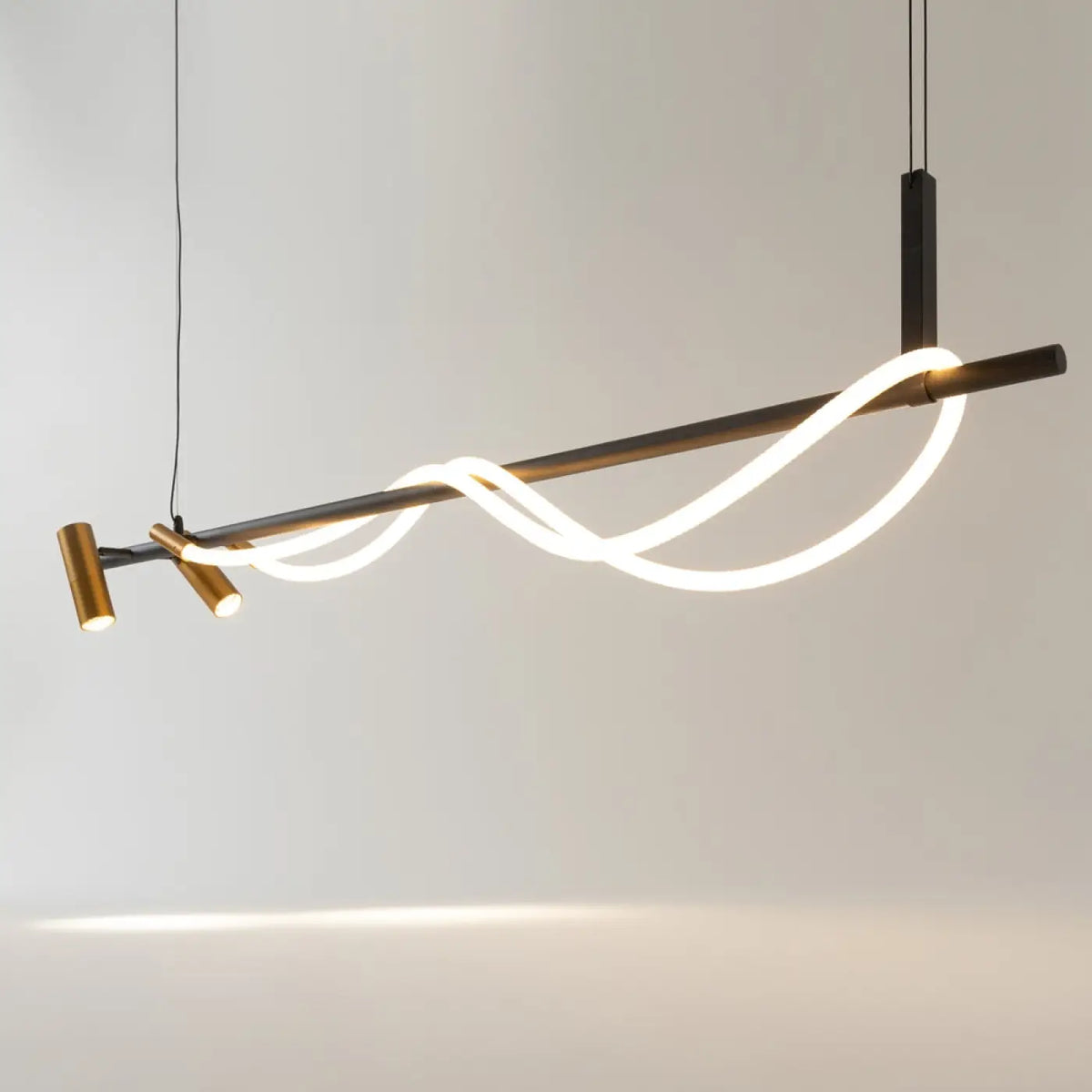 Suspension LED en ruban noué, acier noir et verre, 140 cm
