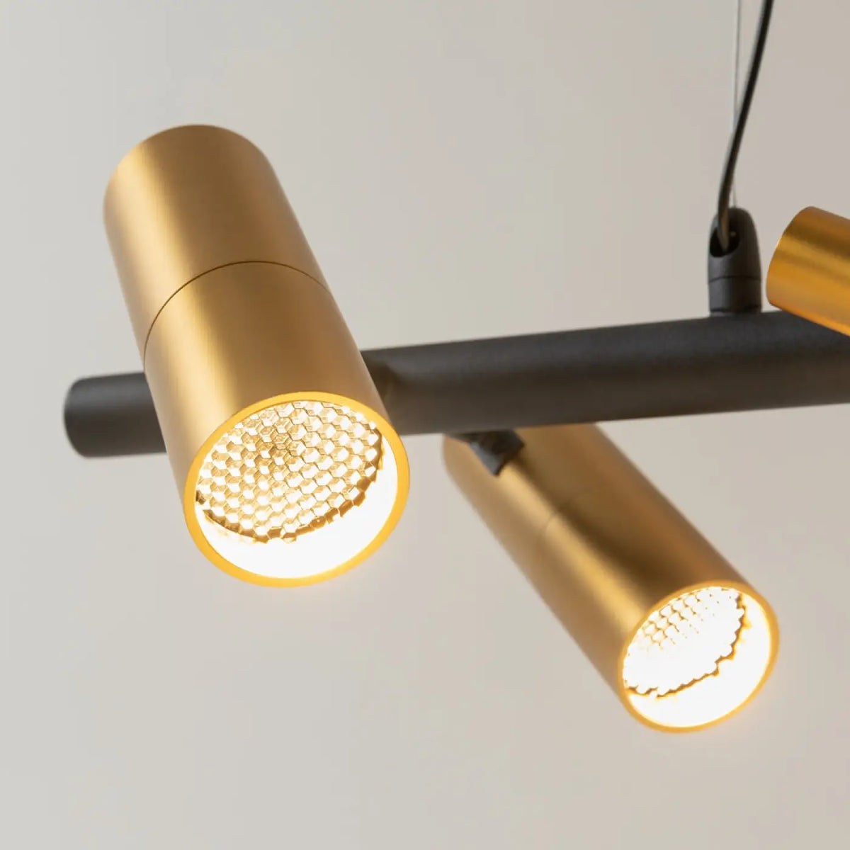 Suspension LED en ruban noué, acier noir et verre, 140 cm