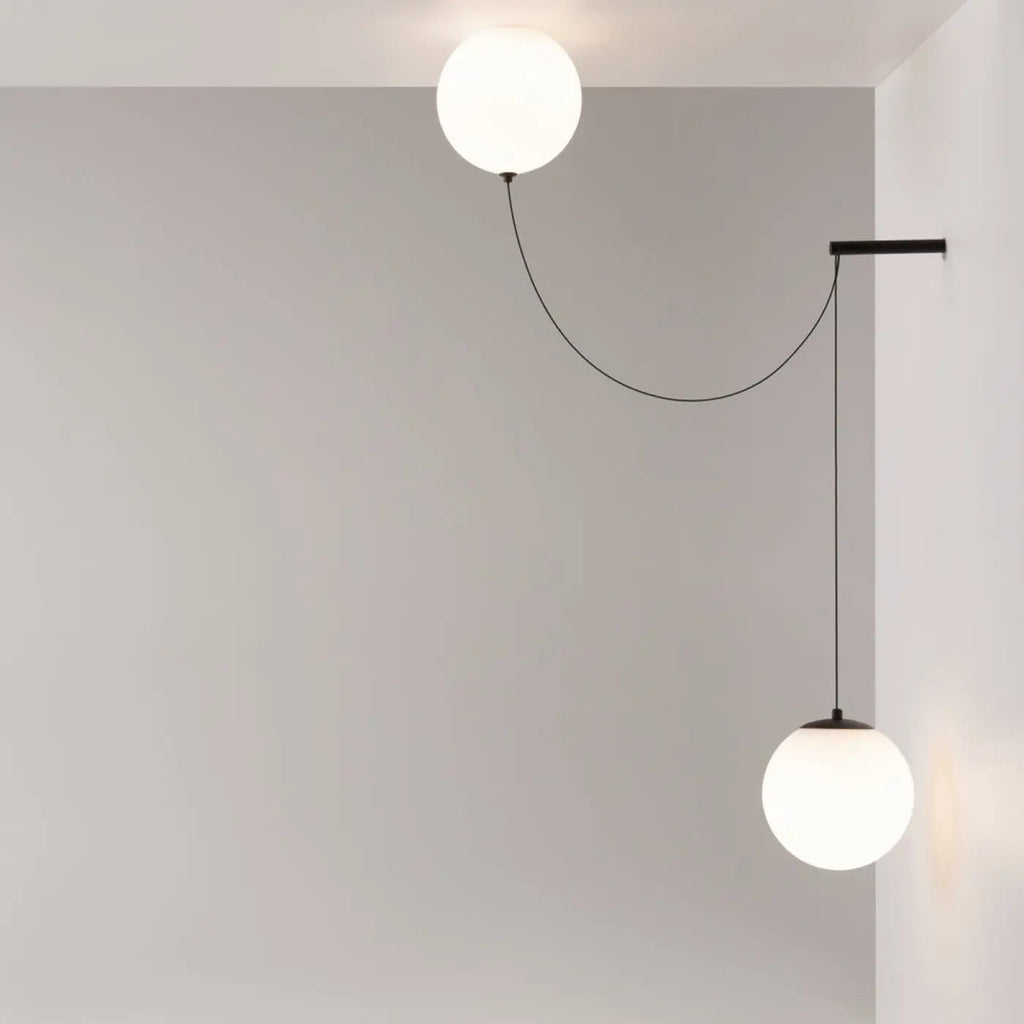 Suspension LED à deux ou trois globes en verre opalin blanc