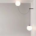 Suspension LED à deux ou trois globes en verre opalin blanc