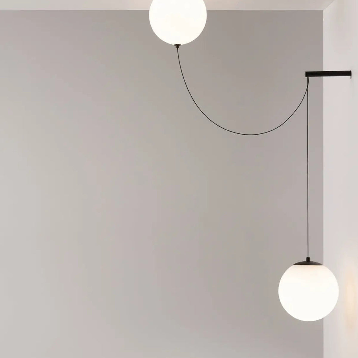 Suspension LED à deux ou trois globes en verre opalin blanc