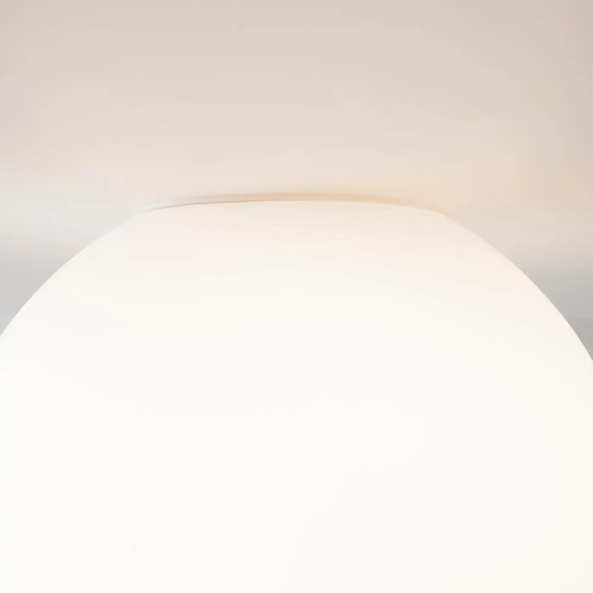 Suspension LED à deux ou trois globes en verre opalin blanc