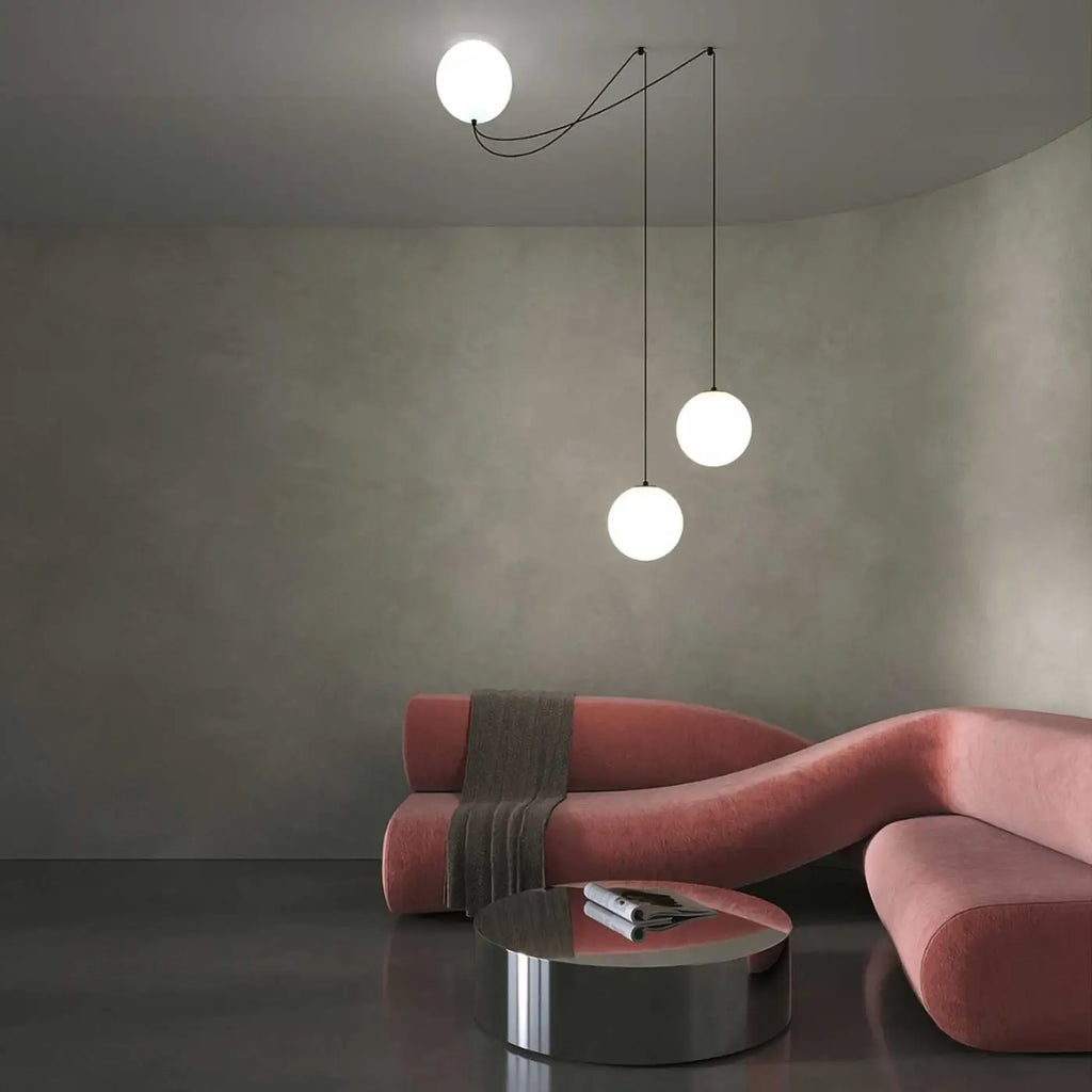 Suspension LED à deux ou trois globes en verre opalin blanc