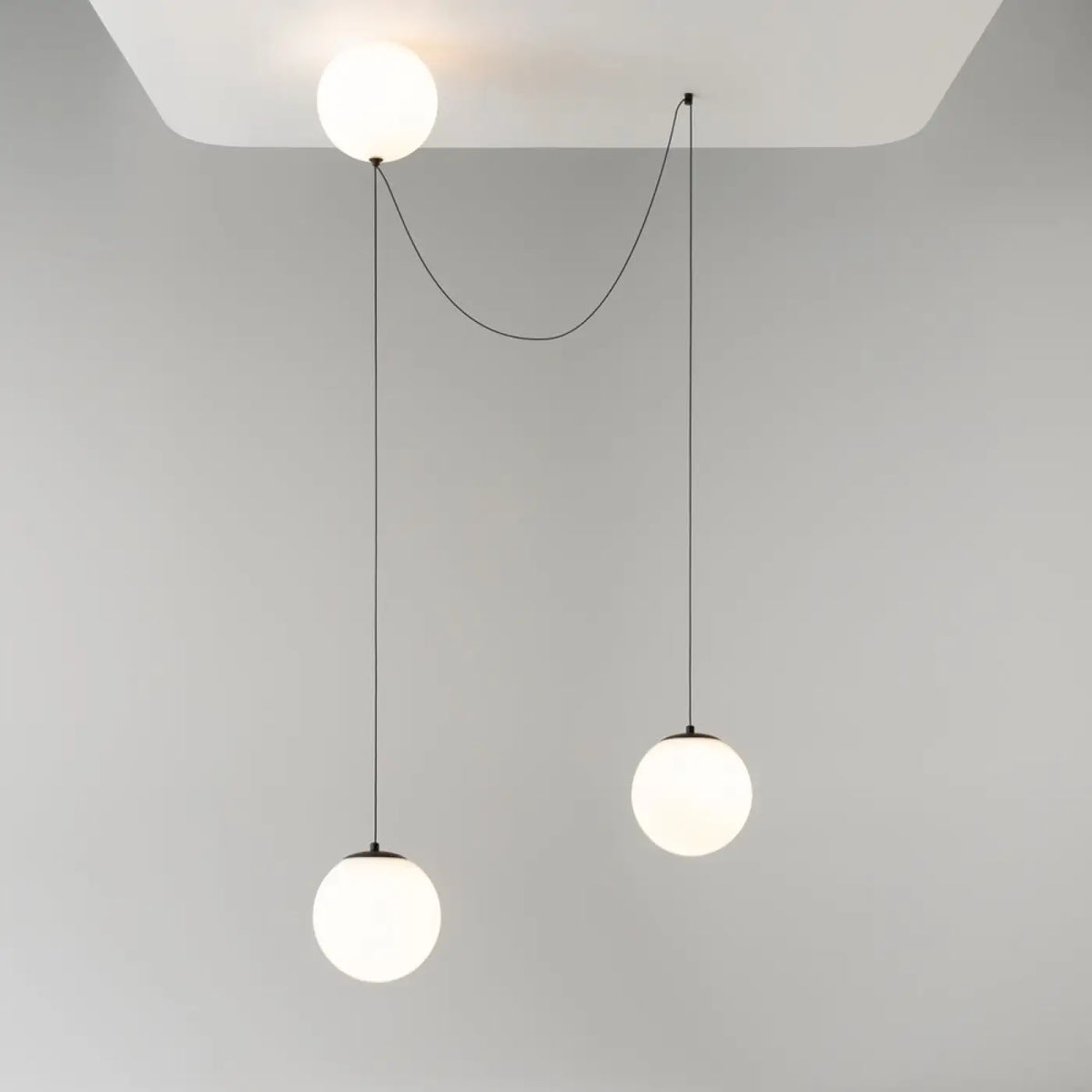 Suspension LED à deux ou trois globes en verre opalin blanc