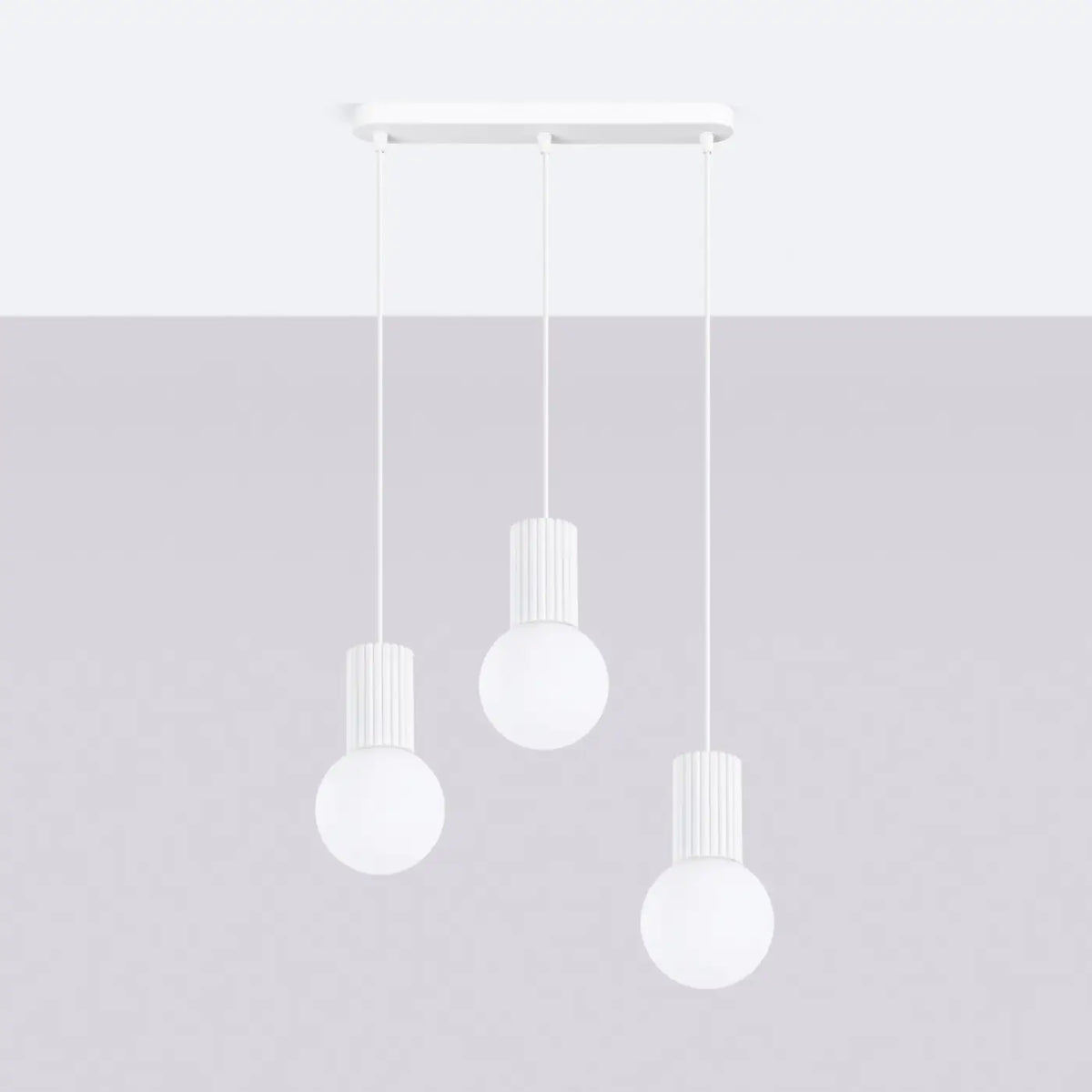 Suspension en rampe à globes de verre opalin, 2 ou 3 lumières G9, blanc