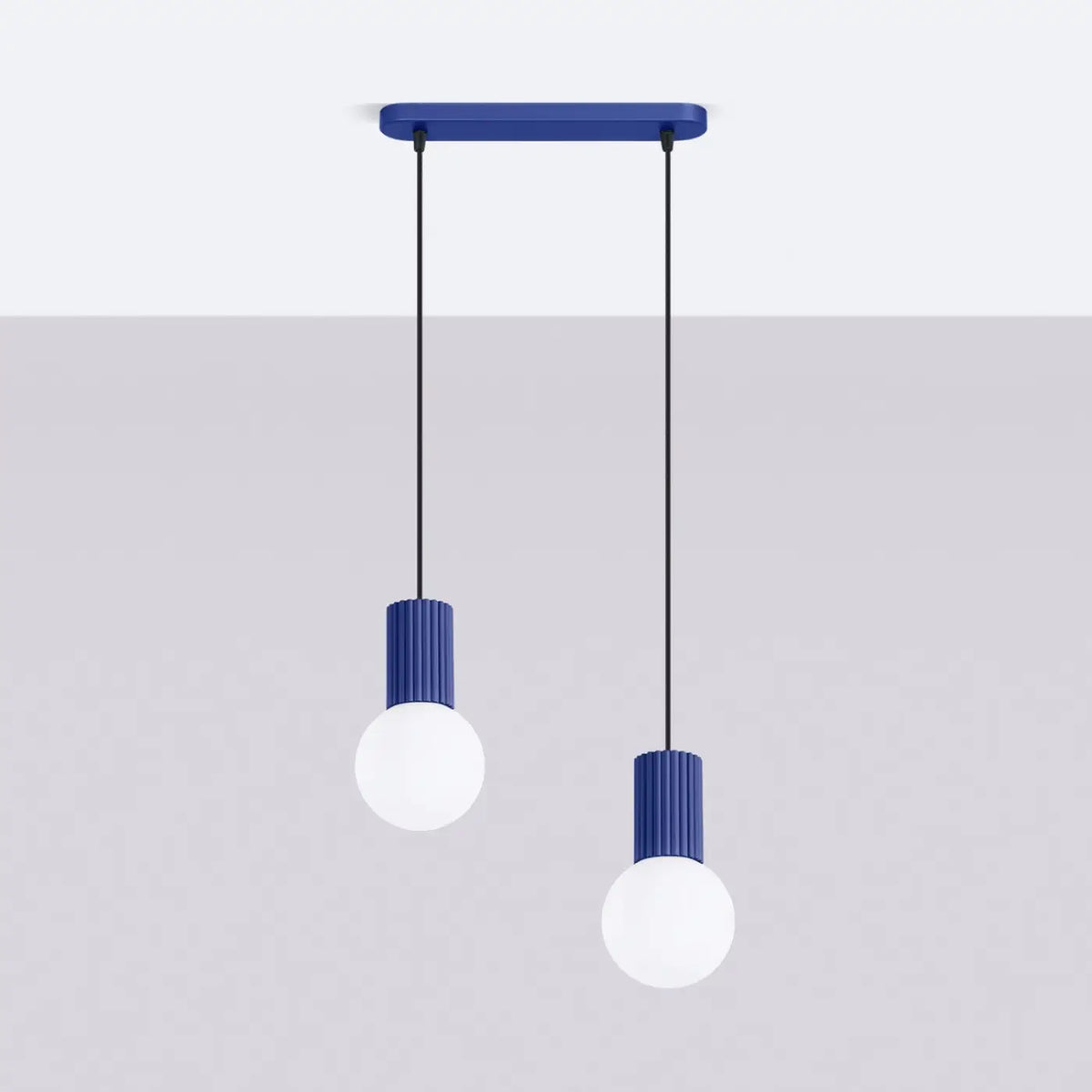 Suspension en rampe à globes de verre opalin, 2 ou 3 lumières G9, outremer