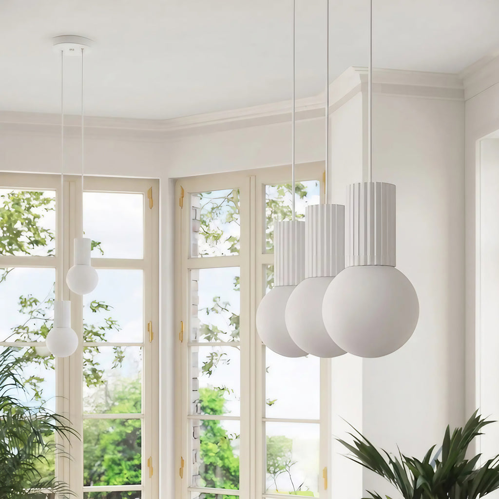 Suspension en rampe à globes de verre opalin, 2 ou 3 lumières G9