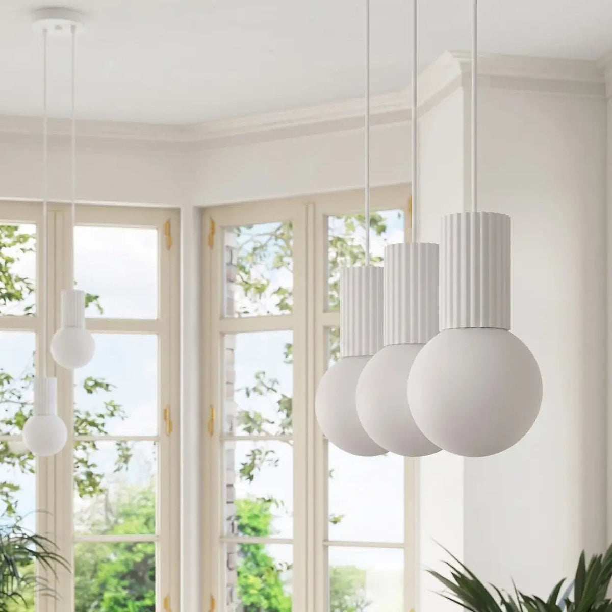 Suspension en rampe à globes de verre opalin, 2 ou 3 lumières G9