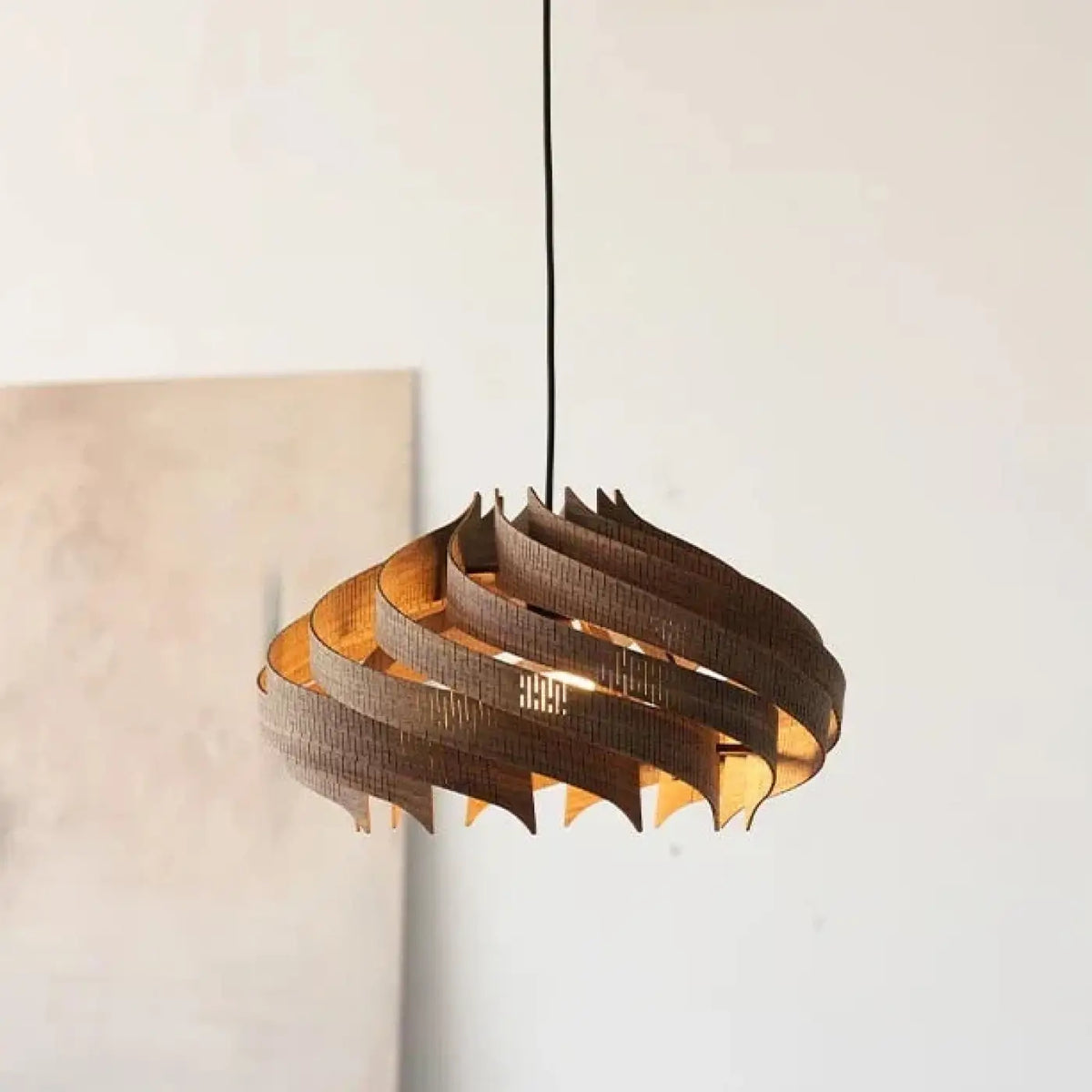 Suspension en bois naturel au dessin artistique, gris ou blanc, gris