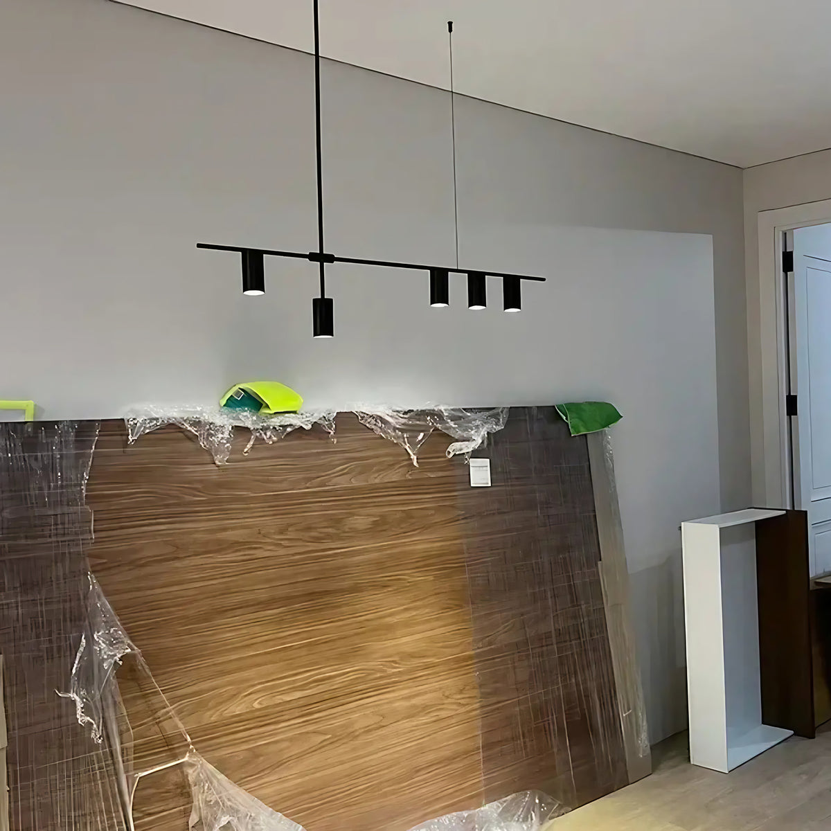 Suspension minimaliste à cinq points lumineux