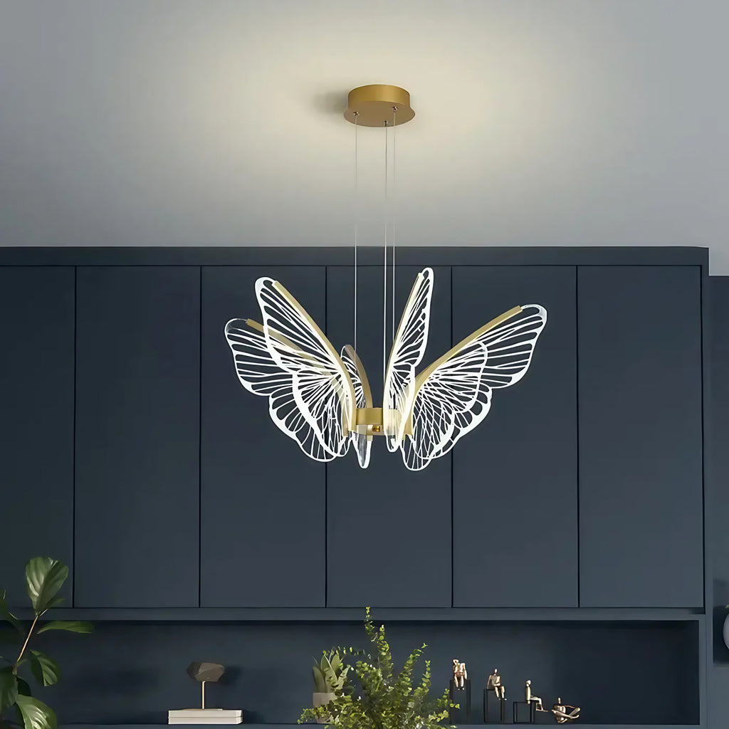Suspension LED papillon posé sur une structure dorée